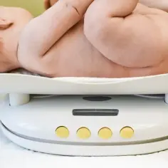 Ile powinno ważyć 5 miesięczne dziecko? Praktyczna tabela wagi